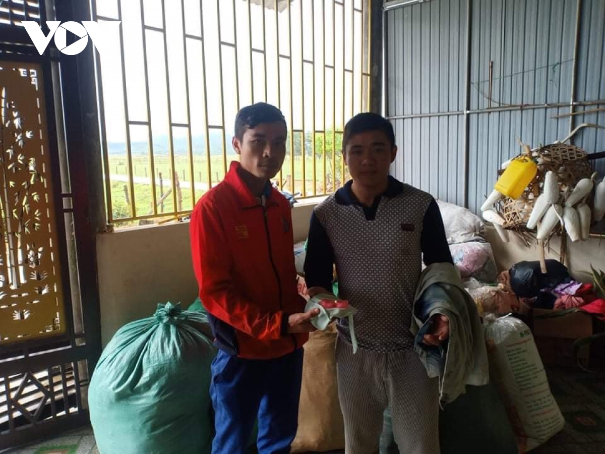 Dân vùng lũ trả lại nhiều tiền, vàng bị bỏ quên trong quần áo cứu trợ